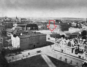 W prześwicie między budynkami widoczne Stajnie Saskie. Rok 1858.