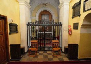 Kaplica królewska w kościele na Miodowej. Tutaj spoczywa serce króla Jana III i wnętrzności Augusta II.