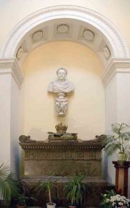 Sarkofag z sercem Jana III Sobieskiego. Ciekawostką jest, że sarkofag, jak można przeczytać w inskrypcji, ufundował "Nicolaus I Rex Poloniae" czyli... car Mikołaj 1, król Polski.