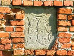 Inicjały "inwestora" na moście.