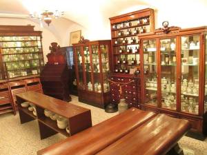 Meble pochodzące z XIX wiecznych aptek.