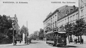 Ulica Marszałkowska. Od prawej: Pałac Blocha nr 154 i pod tym samym numerem kamienica na rogu z Królewską.