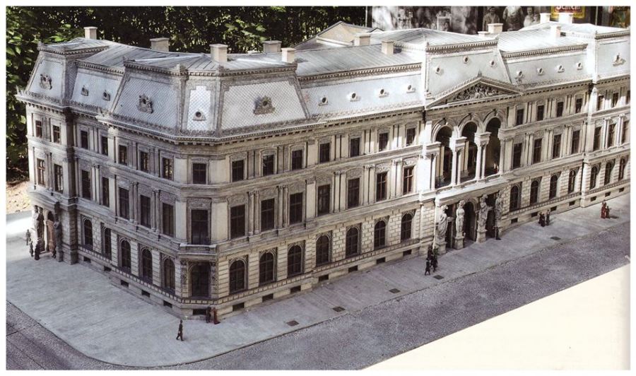 Widok modelu Pałacu z Parku Miniatur Województwa Mazowieckiego