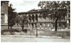 Pałac Kronenberga - Widok wypalonych murów Pałacu w roku 1945.