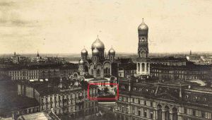 Plac Saski na początku XX wieku. Sosny zaznaczone na czerwono.