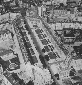 Sąsiad budynku nr 3 (po prawej jego stronie, patrząc od byłej ulicy 6-sierpnia w kierunku do Koszykowej) został zaprojektowany przez Feliksa Michalskiego w stylu wczesnego modernizmu z elementami neorenesansowymi i neobarokowymi.  Charakterystyczna dla budynku była loggia, wzorowana na włoskich pałacach epoki Odrodzenia. Budynek w dobrym stanie przetrwał wojnę i „przeżył” dłużej od sąsiada po lewej, bo aż do 1961 roku. Na zdjęciu widoczne prawie gotowe osiedle „Latawiec”. Osamotniona kamienica po prawej to kamienica Służewska 5. Fragment wystroju fasady ze wspomnianą loggią widoczny jest na zdjęciach publikowanych przez portal Gazety Wyborczej http://warszawa.gazeta.pl/warszawa/51,34880,8070565.html?i=0