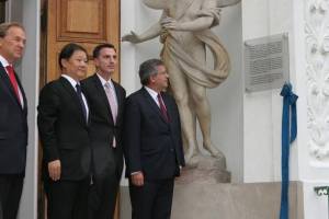 Odsłonięcie pamiątkowej tablicy dotyczącej rozmów polsko-chińskich. 2012 r. Źródło: www.prezydent.pl