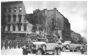 Samochód Hitlera na skrzyżowaniu Marszałkowskiej i Alej Jerozolimskich 5 października 1939 roku.