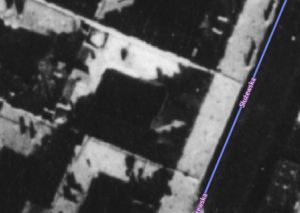 Niestety, jeszcze około roku 1926 budynek nadbudowano. Zabudowano w pełni czwarte piętro a nad nim dodano piąte. Całość pokryto standardowym dachem dwuspadzistym, co widać na rzucie z roku 1935. 