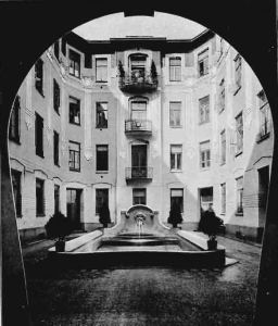 Widok z przejazdu bramnego na podwórko w roku 1905. Oddajmy głos dziennikarzowi „Przeglądu Technicznego” z roku 1905. „Podwórze ma kształt prawidłowy, w dwóch jego rogach na całą wysokość domu dano dwie nisze, w których mamy duże okna z balkonami przy pokojach stołowych i małe okna z łazienek i waterklozetów. Na takie pomysłowe opracowanie tej części domu mieszkalnego zwracamy szczególniejszą uwagę, gdyż, o ile wiemy, dotychczas w Warszawie nie było zastosowane. Na środku podwórza duży zbiornik z wodotryskiem, wyłożony płytkami niebieskiemi. które, będąc pokryte wodą, wywołują wrażenie malownicze. Całe podwórze wyłożono płytkami terrakotowemi wzorzystemi.”