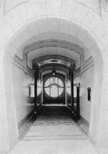 Widok przejazdu bramnego w 1905 roku. „Wnętrze bramy również opracowano nie szablonowo; nie ma tu gzymsów, bogatych sztukateryi i t. p. Natomiast ściany wyłożono gładkiemi płytkami fajansowemi barwy białej, a gładkie sklepienie podzielono na 4 pola do obrazów”. 