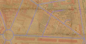 Służewska (jeszcze nie istniejąca) i okolice w końcu XIX wieku. Widać dominujące w okolicy ogrody. Niebieską linią oznaczone są ulice sprzed 1939 roku. 