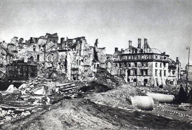 Świętojańska 2 – Mansjonaria – kamienica po wojnie