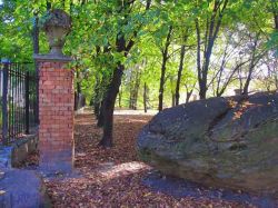 Słupek ogrodzenia - jedyny ślad po pałacu.