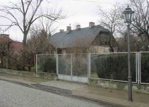 Jodłowa 18 - drewniany dworek 