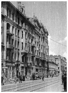 Marszałkowska w roku 1945. Pierwsza od lewej - kamienica Marszałkowska 81, druga Marszałkowska 81A.