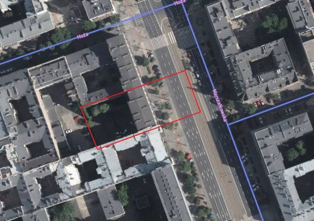 Umiejscowenie kamienicy na współczesnym fotoplanie. Przy okazji widać, że oficyna tylna pierwszego podwórka kamienicy pod numerem Marszałkowska 81, stała się po powojennym poszerzeniu budynkiem frontowym.