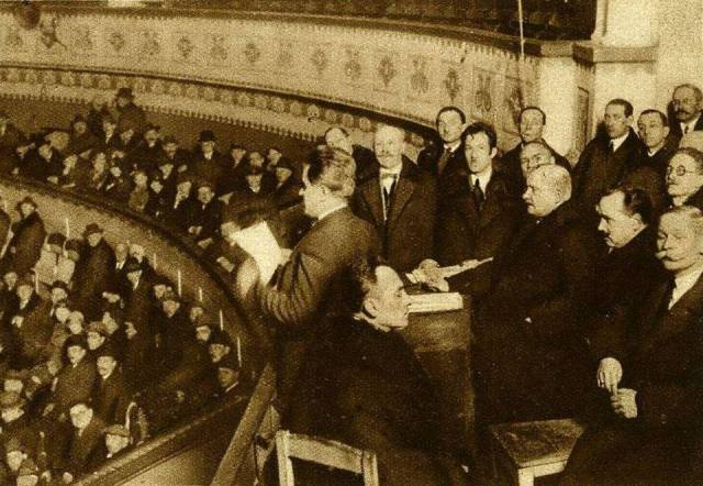 Cyrk był nie tylko miejscem występów artystycznych ale również wieców politycznych czy społecznych. Na zdjęciu - wiec w sprawie liczników przy telefonach. Wobec zapowiedzi wprowadzenia liczników, liczących rozmowy telefoniczne w Warszawie, urządzono tam w sali cyrku olbrzymi wiec protestujący przeciwko temu nowemu obciążeniu. Zdjęcie pochodzi z serwisu: www.fotopolska.eu