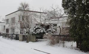 Eksperymentalna kolonia atrialnych domów architektów w Warszawie - ulica Jedlińska. Jeden z domków został nadbudowany.