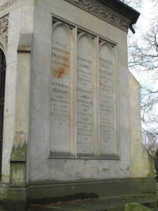 Informacja o osobach pochowanych w kaplicy.