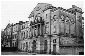 Nowy budynek konserwatorium w roku 1937. Nowy budynek dobudowano do Pałacu Ostrogskich. Widok od strony ulicy Okólnik.