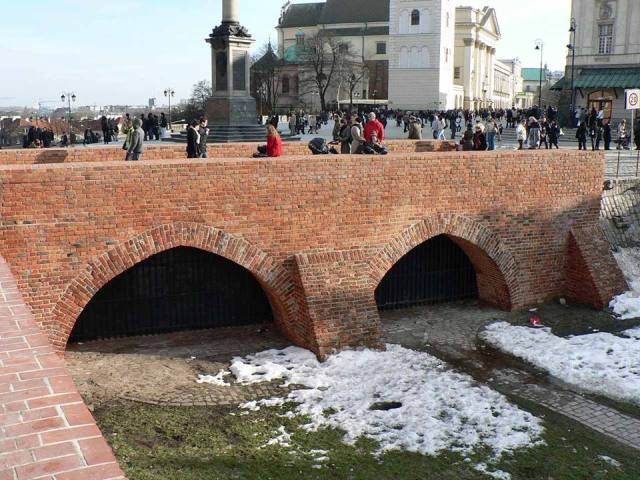 Pozostałości gotyckiego mostu, wiodącego do Bramy Krakowskiej. Foto: Krzysztof Dudzik