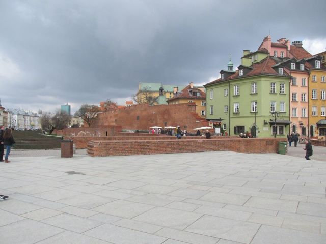 Pozostałości gotyckiego mostu, wiodącego do Bramy Krakowskiej.