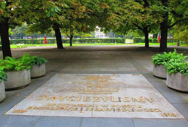 Tablica w Ogrodzie Saskim - pierwszy element monumentu.