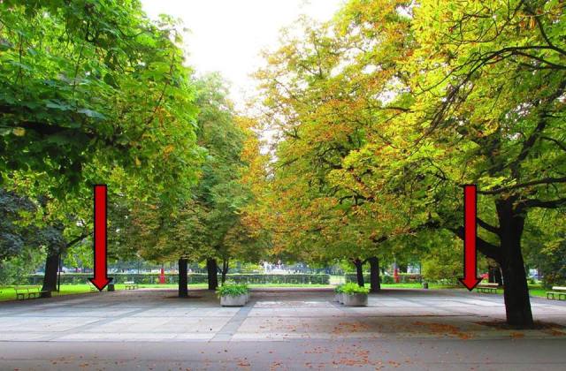 W tym miejscu miał stanąć Łuk Zwycięstwa. Wylane fundamenty zaznaczono (dyskretnymi) strzałkami. 