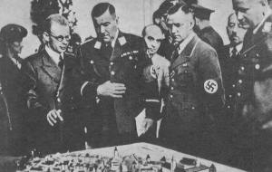 Friedrich Pabst (w okularach) przedstawia swój plan niemieckim dygnitarzom.