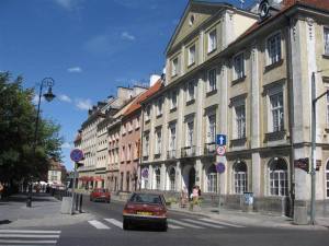 Front pałacu Małachowskich znajdował się od strony Krakowskiego Przedmieścia a nie Senatorskiej. Na zdjęciu - widok pałacu od ulicy Senatorskiej.
