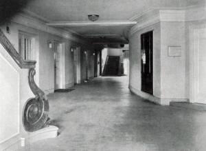 Korytarz parteru oraz schody do lóż.