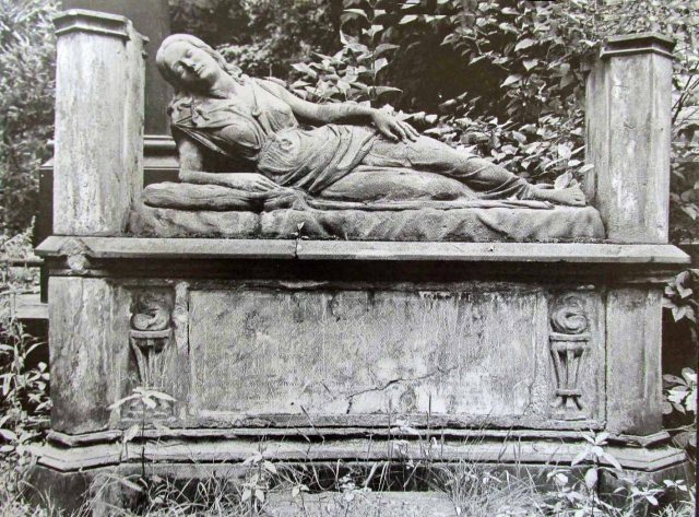 Nagrobek na mogile Cecylii Krysińskiej przed renowacją