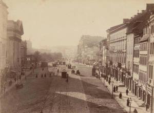 Ulica Miodowa jeszcze nie łączy się z Krakowskim Przedmieściem. Połączenie zostało przebite w latach 1886-1888.