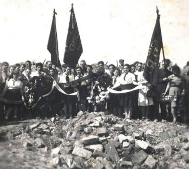 Uroczystość na gruzach bunkra Mordechaja Anielewicza w ruinach Getta, w trzecią rocznice Powstania w Getcie Warszawskim