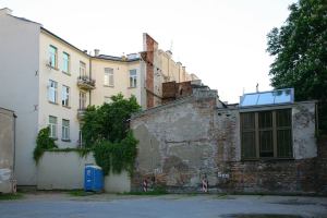 Współczesne zdjecie tylnej strony oficyny tylnej kamienicy Smolna 36. Po prawej widoczne okna pracowni Karola Tchorka. 