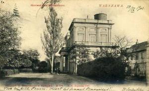 Część naukowców lokuje gród na terenie Ogrodu Botanicznego.