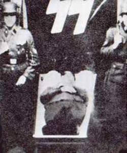 Franz Kutschera - na zdjęciu po środku.