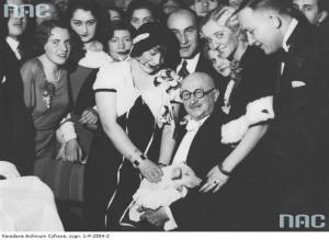 Kierownik i współwłaściciel lokalu Adria Franciszek Moszkowicz w otoczeniu uczestników balu. Foto: NAC