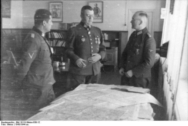 Od lewej - Frantz Kutscera, Erich von dem Bach-Zelewski oraz nieznany urzędnik.