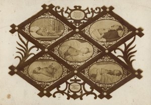 Fotografie Karola Beyera, przedstawiające zabitych na marach w Hotelu Europejskim stały się narodowymi relikwiami.