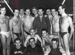 Polska reprezentacja w piłce wodnej. Jerzy Szajnowicz Iwanow oznaczony strzałką.