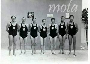 Polska reprezentacja w piłce wodnej. Szajnowicz Iwanow trzeci z lewej.