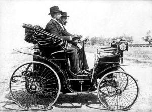 Stanisław Grodzki w jednym z pierwszych samochodów, jeżdżących po ulicach Warszawy.