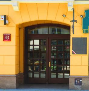 Tu mieszkał Jerzy Szajnowicz Iwanow. Po prawej stronie widoczna tablica upamiętniająca superszpiega.