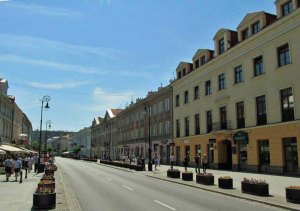 Ulica Nowy Świat - w pierwszym domu po prawej stronie mieszkał jeden z najważniejszych agentów aliantów w czasie II Wojny Światowej.