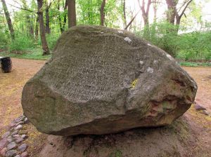 Najstarszy głaz, objęty ochroną, znajduje się w Łazienkach Królewskich. To „Głaz Wojciecha Jastrzębowskiego”. Zachował się, umieszczony na nim w roku 1831, zegar słoneczny.