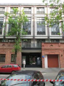 Część murów dawnego zakładu Bracia Łopieńscy wkomponowano w bryłę nowego apartamentowca.