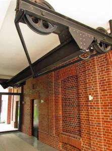 Element wyposażenia fabrycznego pełniący funkcje ozdobną.