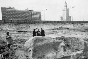 Głaz narzutowy, wydobyty w czasie budowy hotelu Forum. Rok 1972. Zdjęcie ze zbiorów Polskiej Akademii Nauk.